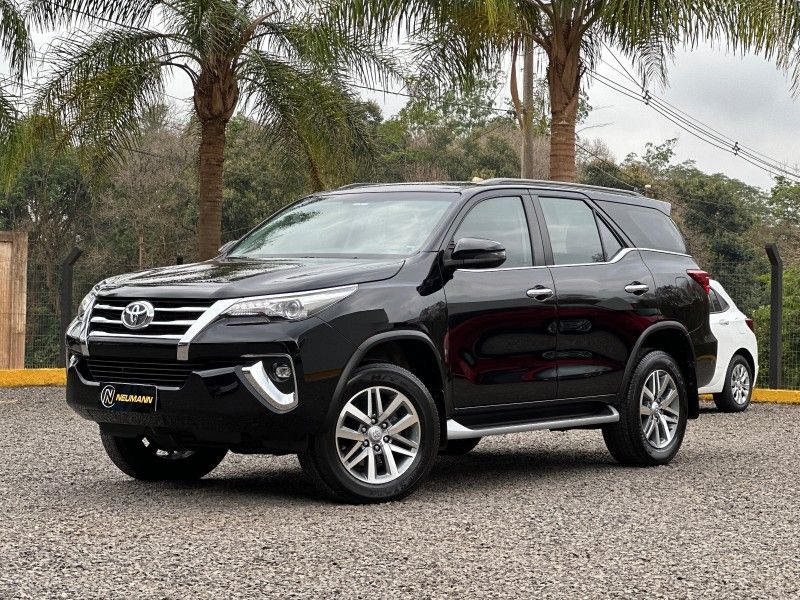 Toyota HILUX SW4 SRX 2.8 2019 NEUMANN VEÍCULOS ARROIO DO MEIO / Carros no Vale