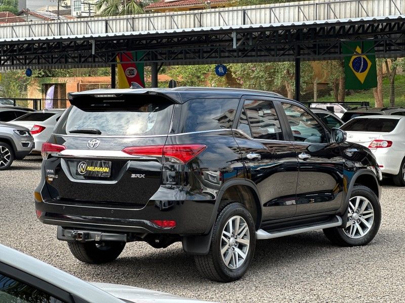 Toyota HILUX SW4 SRX 2.8 2019 NEUMANN VEÍCULOS ARROIO DO MEIO / Carros no Vale