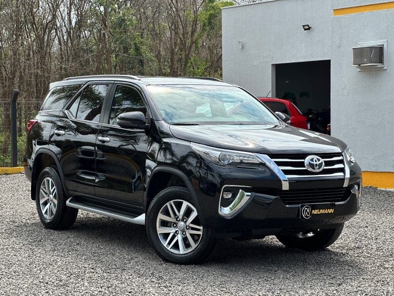 Toyota HILUX SW4 SRX 2.8 2019 NEUMANN VEÍCULOS ARROIO DO MEIO / Carros no Vale