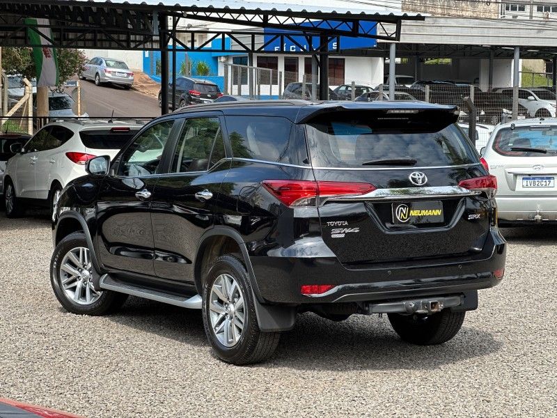 Toyota HILUX SW4 SRX 2.8 2019 NEUMANN VEÍCULOS ARROIO DO MEIO / Carros no Vale