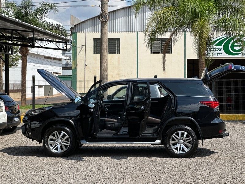 Toyota HILUX SW4 SRX 2.8 2019 NEUMANN VEÍCULOS ARROIO DO MEIO / Carros no Vale