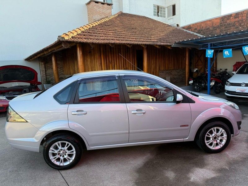 Ford FIESTA SEDAN CLASS 1.6 8V 2011 FERREIRA VEÍCULOS VENÂNCIO AIRES / Carros no Vale