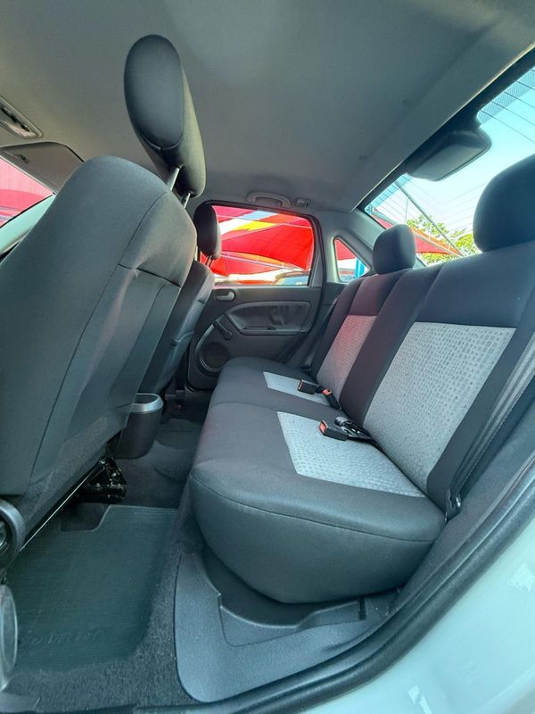 Ford FIESTA SEDAN CLASS 1.6 8V 2011 FERREIRA VEÍCULOS VENÂNCIO AIRES / Carros no Vale