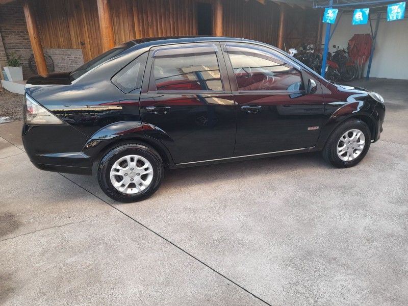 Ford FIESTA SEDAN CLASS 1.6 8V 2011 FERREIRA VEÍCULOS VENÂNCIO AIRES / Carros no Vale