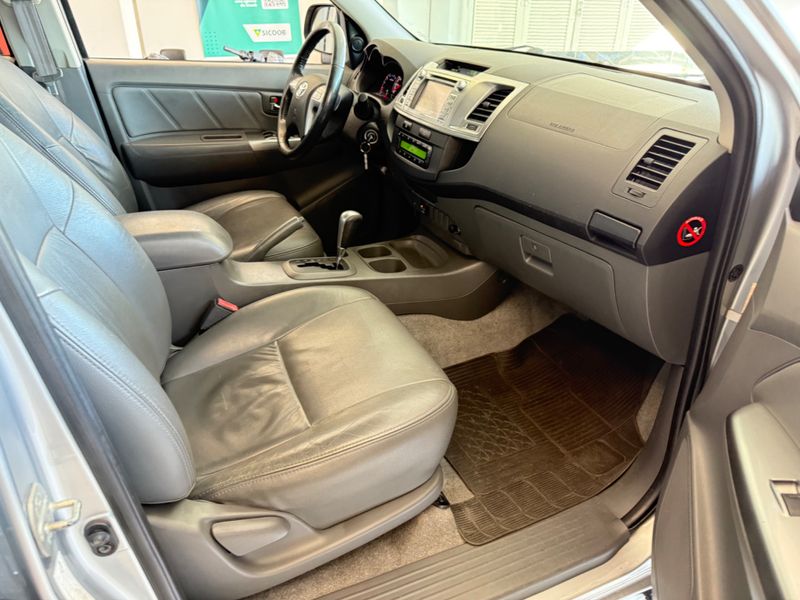 Toyota Hilux 2.7 Vvt-i Cd Srv 4×2 2015/2015 COVEL VEICULOS ENCANTADO / Carros no Vale