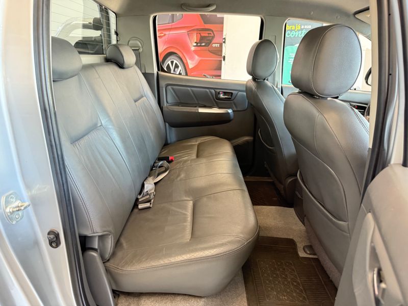 Toyota Hilux 2.7 Vvt-i Cd Srv 4×2 2015/2015 COVEL VEICULOS ENCANTADO / Carros no Vale