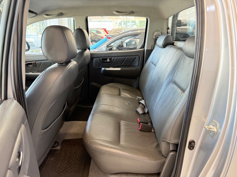 Toyota Hilux 2.7 Vvt-i Cd Srv 4×2 2015/2015 COVEL VEICULOS ENCANTADO / Carros no Vale