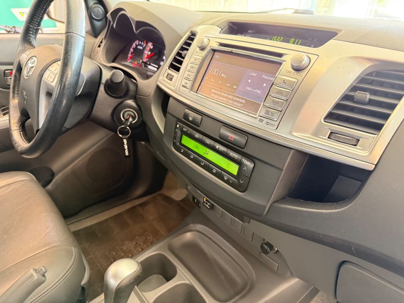 Toyota Hilux 2.7 Vvt-i Cd Srv 4×2 2015/2015 COVEL VEICULOS ENCANTADO / Carros no Vale