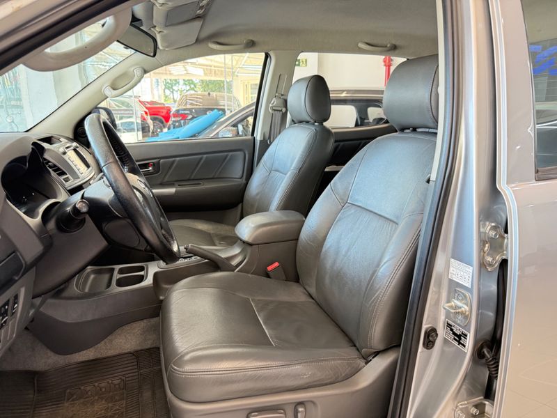Toyota Hilux 2.7 Vvt-i Cd Srv 4×2 2015/2015 COVEL VEICULOS ENCANTADO / Carros no Vale