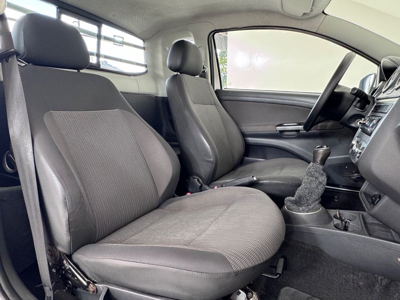 Volkswagen Saveiro Ce 2013/2014 COVEL VEICULOS ENCANTADO / Carros no Vale