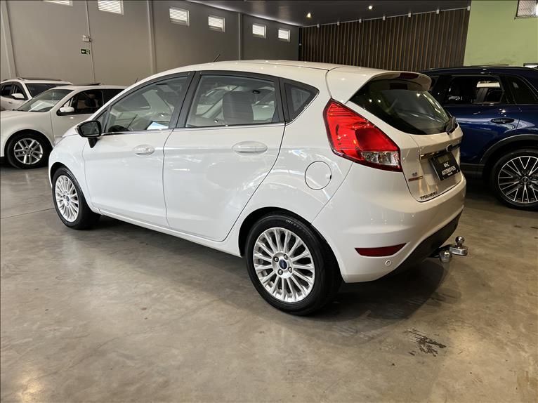FORD FIESTA 1.6 Titanium Hatch 16V 2014/2015 M&C AUTOMÓVEIS CAXIAS DO SUL / Carros no Vale