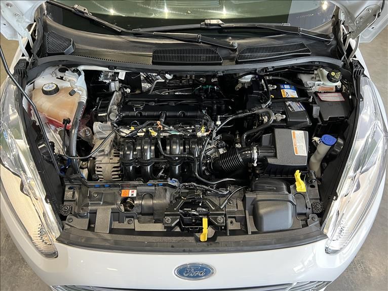 FORD FIESTA 1.6 Titanium Hatch 16V 2014/2015 M&C AUTOMÓVEIS CAXIAS DO SUL / Carros no Vale