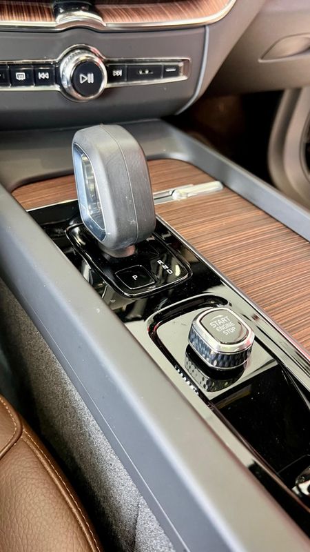 Volvo XC 60 T-8 Plus 2.0 AWD (Híbrido) 2022/2023 PC VEÍCULOS SANTA CRUZ DO SUL / Carros no Vale