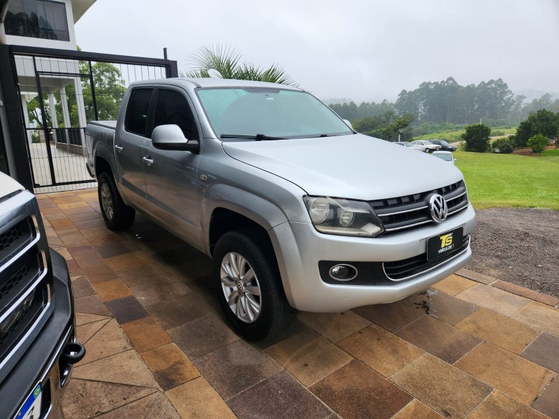 VOLKSWAGEN AMAROK S CABINE DUPLA 4X4 2.0 16V TDI TURBO 2014/2015 TS VEÍCULOS ANTA GORDA / Carros no Vale