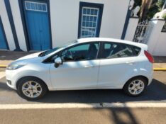 FORD FIESTA 1.6 16V FLEX AUT. 5P 2015/2016 ADRIANO VEÍCULOS CRUZEIRO DO SUL / Carros no Vale