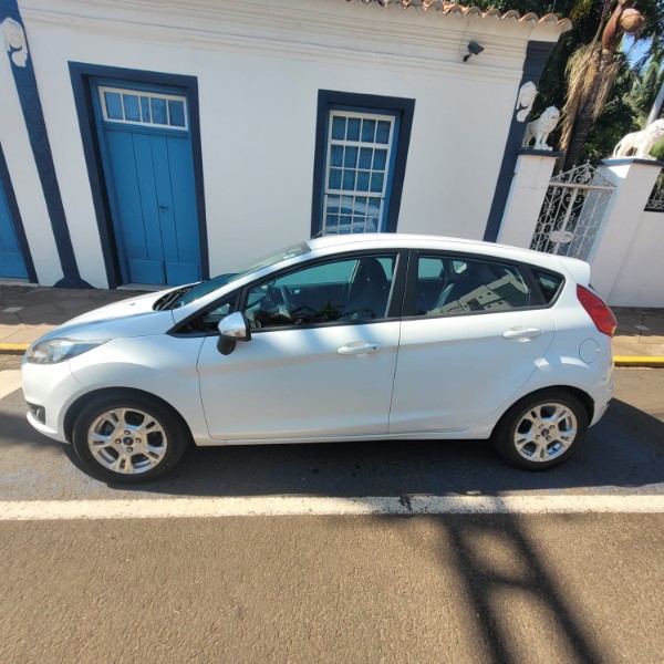 FORD FIESTA 1.6 16V FLEX AUT. 5P 2015/2016 ADRIANO VEÍCULOS CRUZEIRO DO SUL / Carros no Vale
