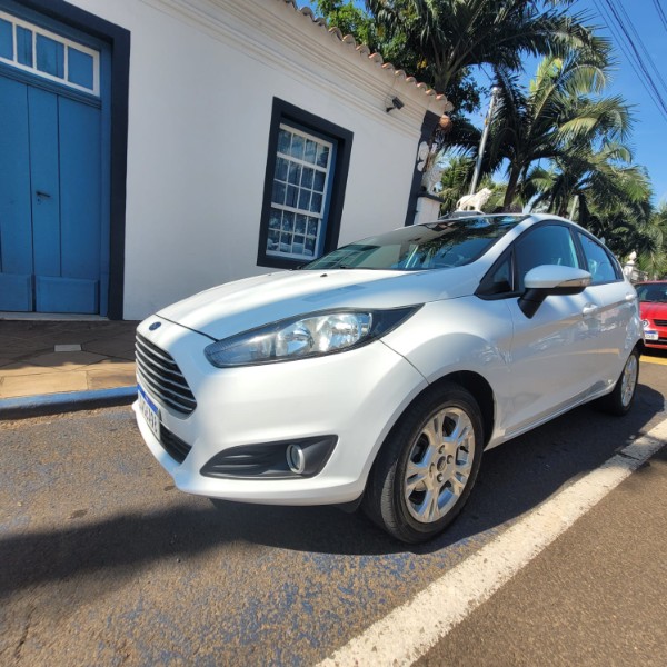 FORD FIESTA 1.6 16V FLEX AUT. 5P 2015/2016 ADRIANO VEÍCULOS CRUZEIRO DO SUL / Carros no Vale