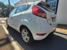 FORD FIESTA 1.6 16V FLEX AUT. 5P 2015/2016 ADRIANO VEÍCULOS CRUZEIRO DO SUL / Carros no Vale