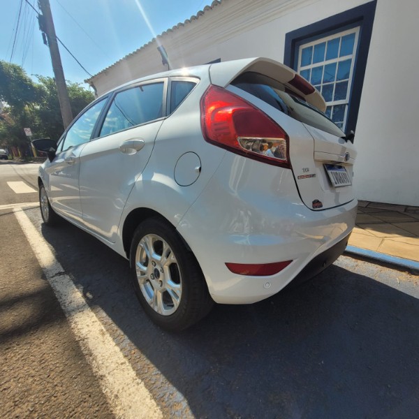 FORD FIESTA 1.6 16V FLEX AUT. 5P 2015/2016 ADRIANO VEÍCULOS CRUZEIRO DO SUL / Carros no Vale