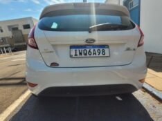 FORD FIESTA 1.6 16V FLEX AUT. 5P 2015/2016 ADRIANO VEÍCULOS CRUZEIRO DO SUL / Carros no Vale