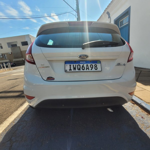 FORD FIESTA 1.6 16V FLEX AUT. 5P 2015/2016 ADRIANO VEÍCULOS CRUZEIRO DO SUL / Carros no Vale