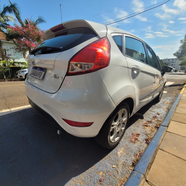 FORD FIESTA 1.6 16V FLEX AUT. 5P 2015/2016 ADRIANO VEÍCULOS CRUZEIRO DO SUL / Carros no Vale