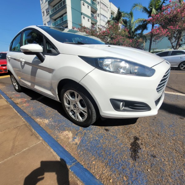 FORD FIESTA 1.6 16V FLEX AUT. 5P 2015/2016 ADRIANO VEÍCULOS CRUZEIRO DO SUL / Carros no Vale