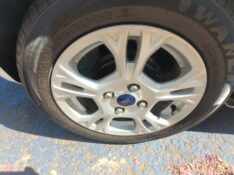 FORD FIESTA 1.6 16V FLEX AUT. 5P 2015/2016 ADRIANO VEÍCULOS CRUZEIRO DO SUL / Carros no Vale