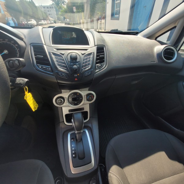 FORD FIESTA 1.6 16V FLEX AUT. 5P 2015/2016 ADRIANO VEÍCULOS CRUZEIRO DO SUL / Carros no Vale