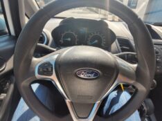 FORD FIESTA 1.6 16V FLEX AUT. 5P 2015/2016 ADRIANO VEÍCULOS CRUZEIRO DO SUL / Carros no Vale