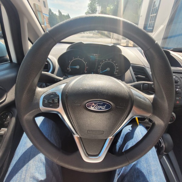 FORD FIESTA 1.6 16V FLEX AUT. 5P 2015/2016 ADRIANO VEÍCULOS CRUZEIRO DO SUL / Carros no Vale