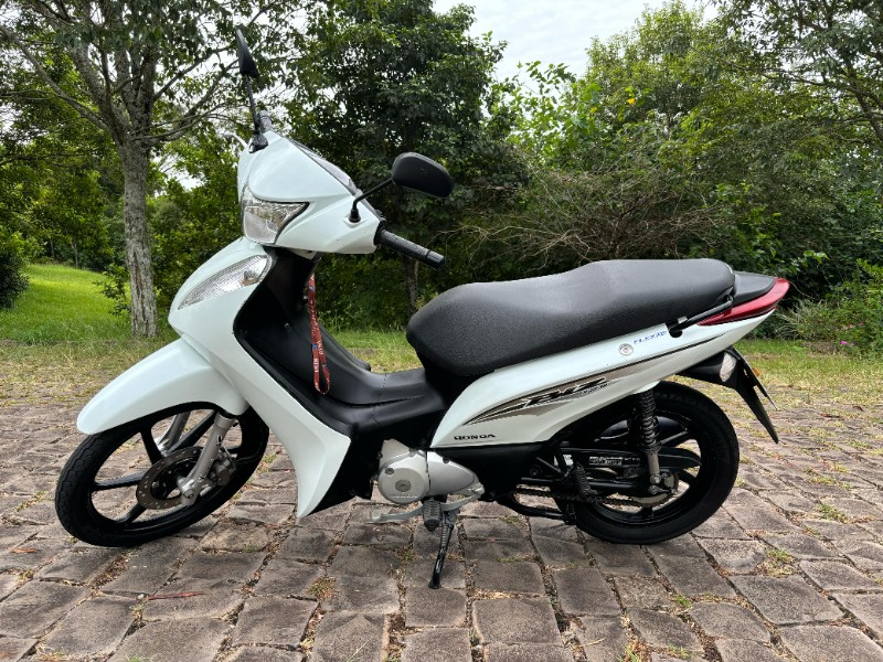 HONDA MOTOS BIZ 125 /2016 RT 811 VEÍCULOS ARROIO DO MEIO / Carros no Vale