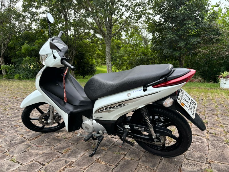 HONDA MOTOS BIZ 125 /2016 RT 811 VEÍCULOS ARROIO DO MEIO / Carros no Vale