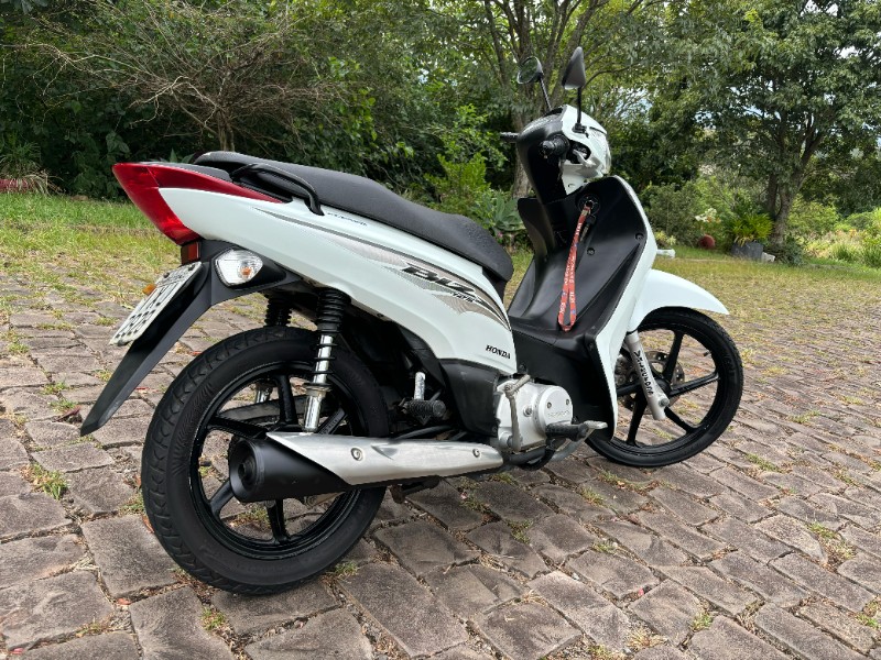 HONDA MOTOS BIZ 125 /2016 RT 811 VEÍCULOS ARROIO DO MEIO / Carros no Vale