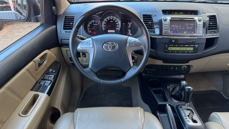TOYOTA SW4 SRV 4X4 5 LUGARES 3.0 TURBO INTERCOOLER 16V /2015 IDEAL VEÍCULOS LAJEADO / Carros no Vale