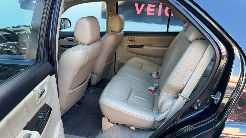 TOYOTA SW4 SRV 4X4 5 LUGARES 3.0 TURBO INTERCOOLER 16V /2015 IDEAL VEÍCULOS LAJEADO / Carros no Vale