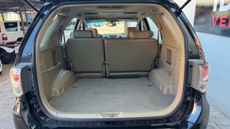 TOYOTA SW4 SRV 4X4 5 LUGARES 3.0 TURBO INTERCOOLER 16V /2015 IDEAL VEÍCULOS LAJEADO / Carros no Vale