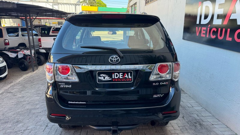 TOYOTA SW4 SRV 4X4 5 LUGARES 3.0 TURBO INTERCOOLER 16V /2015 IDEAL VEÍCULOS LAJEADO / Carros no Vale