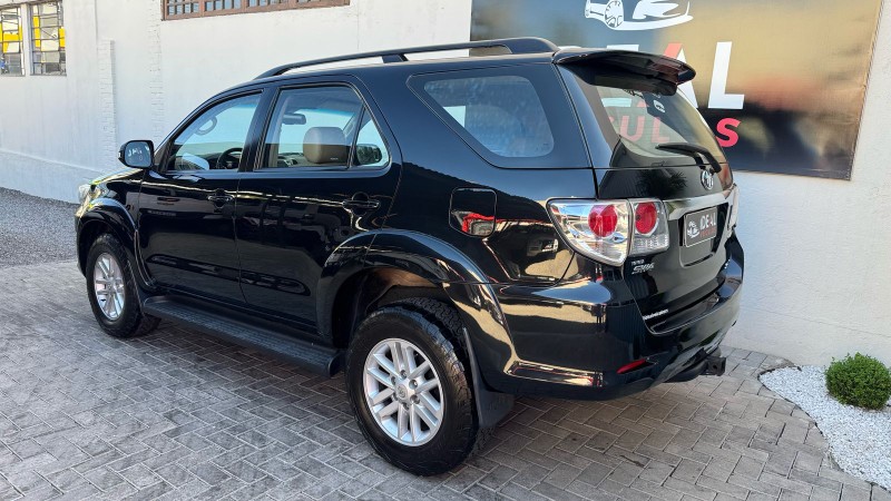 TOYOTA SW4 SRV 4X4 5 LUGARES 3.0 TURBO INTERCOOLER 16V /2015 IDEAL VEÍCULOS LAJEADO / Carros no Vale