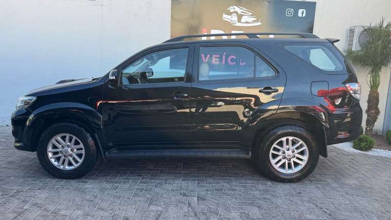 TOYOTA SW4 SRV 4X4 5 LUGARES 3.0 TURBO INTERCOOLER 16V /2015 IDEAL VEÍCULOS LAJEADO / Carros no Vale