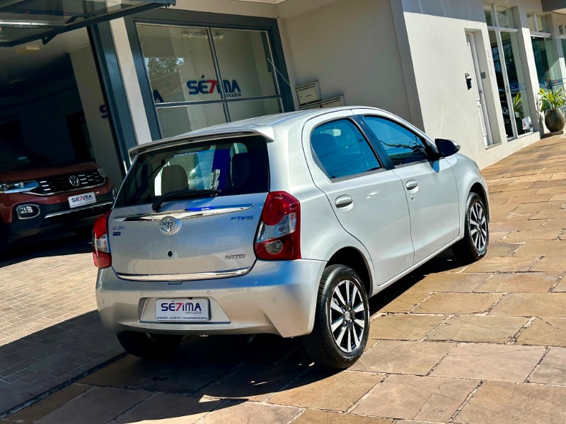 TOYOTA ETIOS PLATINUM 1.5 2015/2016 SÉTIMA VEÍCULOS GUAPORÉ / Carros no Vale