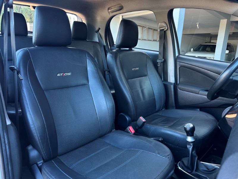 TOYOTA ETIOS PLATINUM 1.5 2015/2016 SÉTIMA VEÍCULOS GUAPORÉ / Carros no Vale
