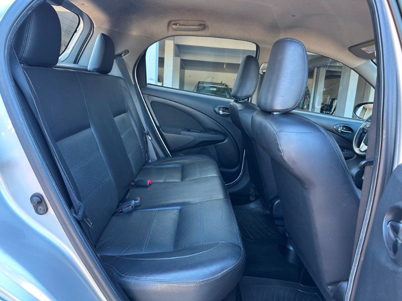 TOYOTA ETIOS PLATINUM 1.5 2015/2016 SÉTIMA VEÍCULOS GUAPORÉ / Carros no Vale