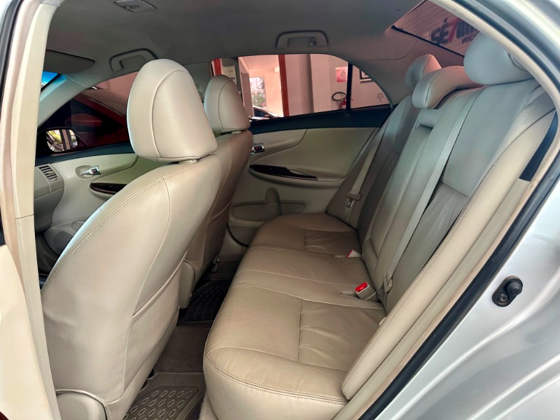 TOYOTA COROLLA ALTIS 2.0 2013/2014 SÉTIMA VEÍCULOS GUAPORÉ / Carros no Vale
