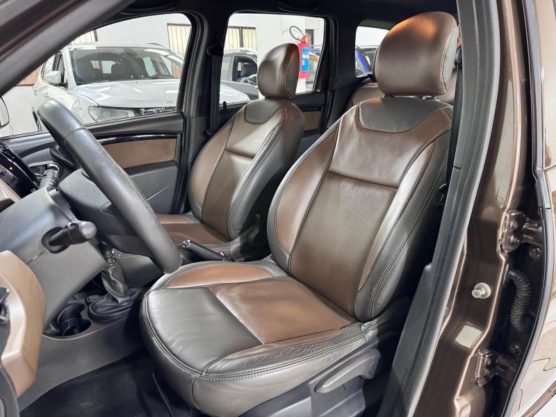 RENAULT DUSTER 2.0 DYNAMIQUE 4X4 16V 2015/2016 SUL SERRA MOTORS CAXIAS DO SUL / Carros no Vale