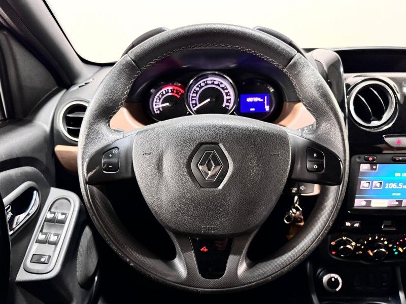 RENAULT DUSTER 2.0 DYNAMIQUE 4X4 16V 2015/2016 SUL SERRA MOTORS CAXIAS DO SUL / Carros no Vale