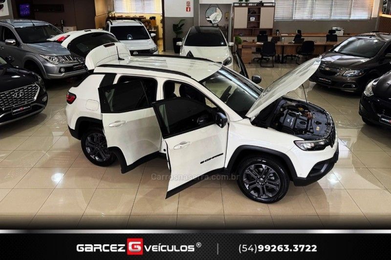 JEEP COMPASS 2.0 TURBO 350 80 ANOS 4X4 2021/2022 GARCEZ VEÍCULOS BENTO GONÇALVES / Carros no Vale