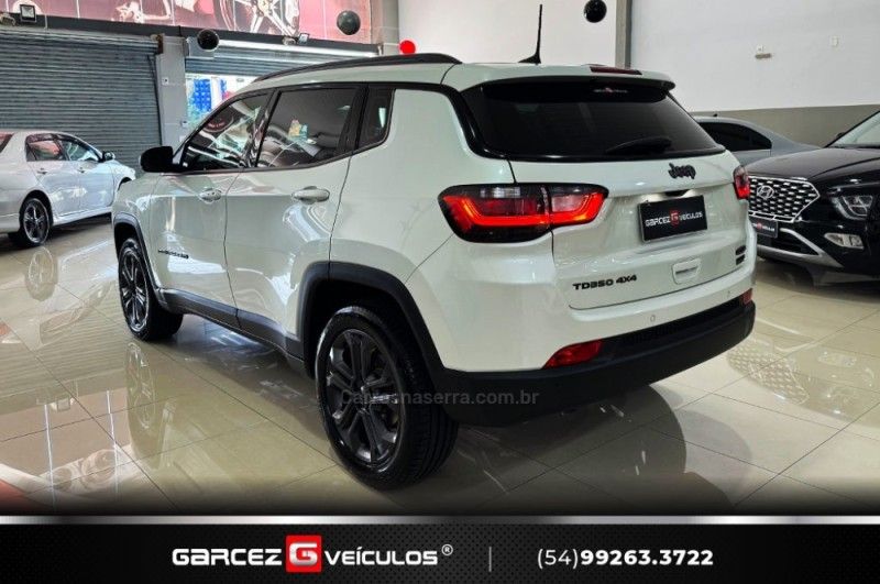 JEEP COMPASS 2.0 TURBO 350 80 ANOS 4X4 2021/2022 GARCEZ VEÍCULOS BENTO GONÇALVES / Carros no Vale