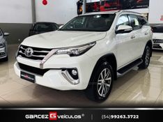 TOYOTA HILUX SW4 2.8 SRX 4X4 7 LUGARES 16V TURBO INTERCOOLER 2016/2017 GARCEZ VEÍCULOS BENTO GONÇALVES / Carros no Vale