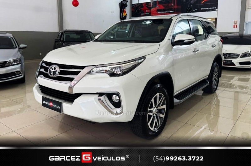 TOYOTA HILUX SW4 2.8 SRX 4X4 7 LUGARES 16V TURBO INTERCOOLER 2016/2017 GARCEZ VEÍCULOS BENTO GONÇALVES / Carros no Vale